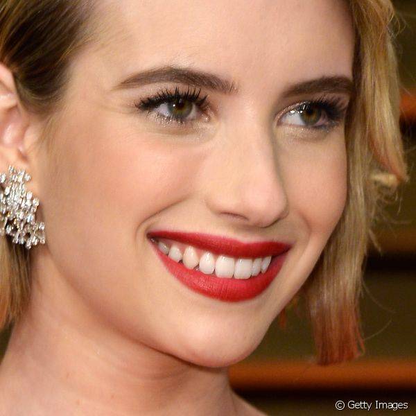 Na festa pós-Oscar da Vanity Fair, em abril desse ano, Emma decidiu usar uma dobradinha de vermelho entre batom e o vestido
